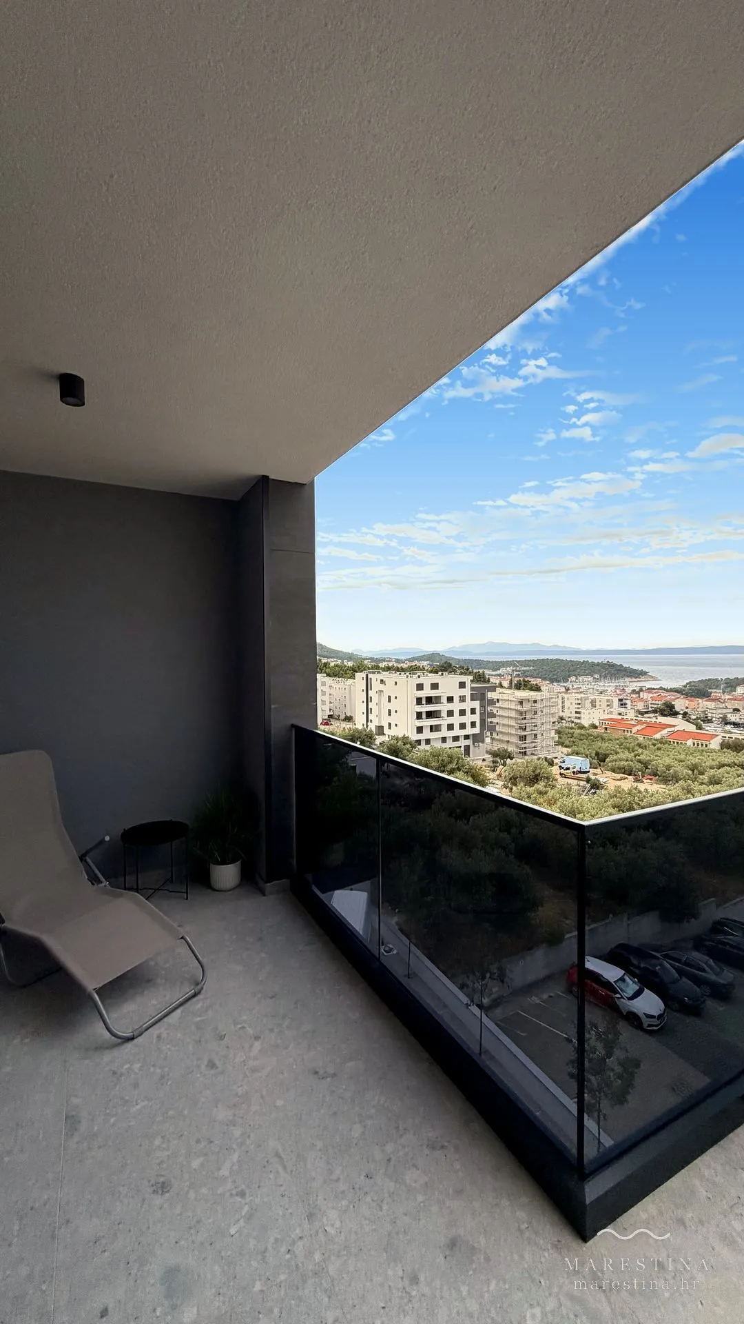 The extra-large balcony with full sea view