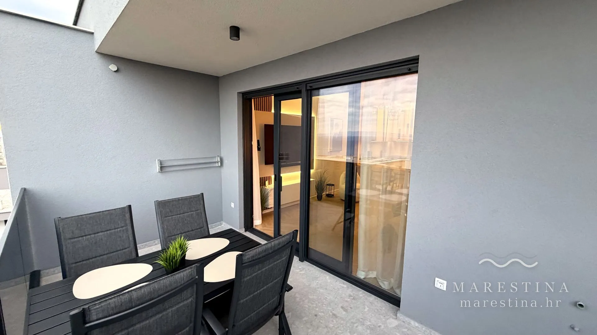 The extra-large balcony with full sea view