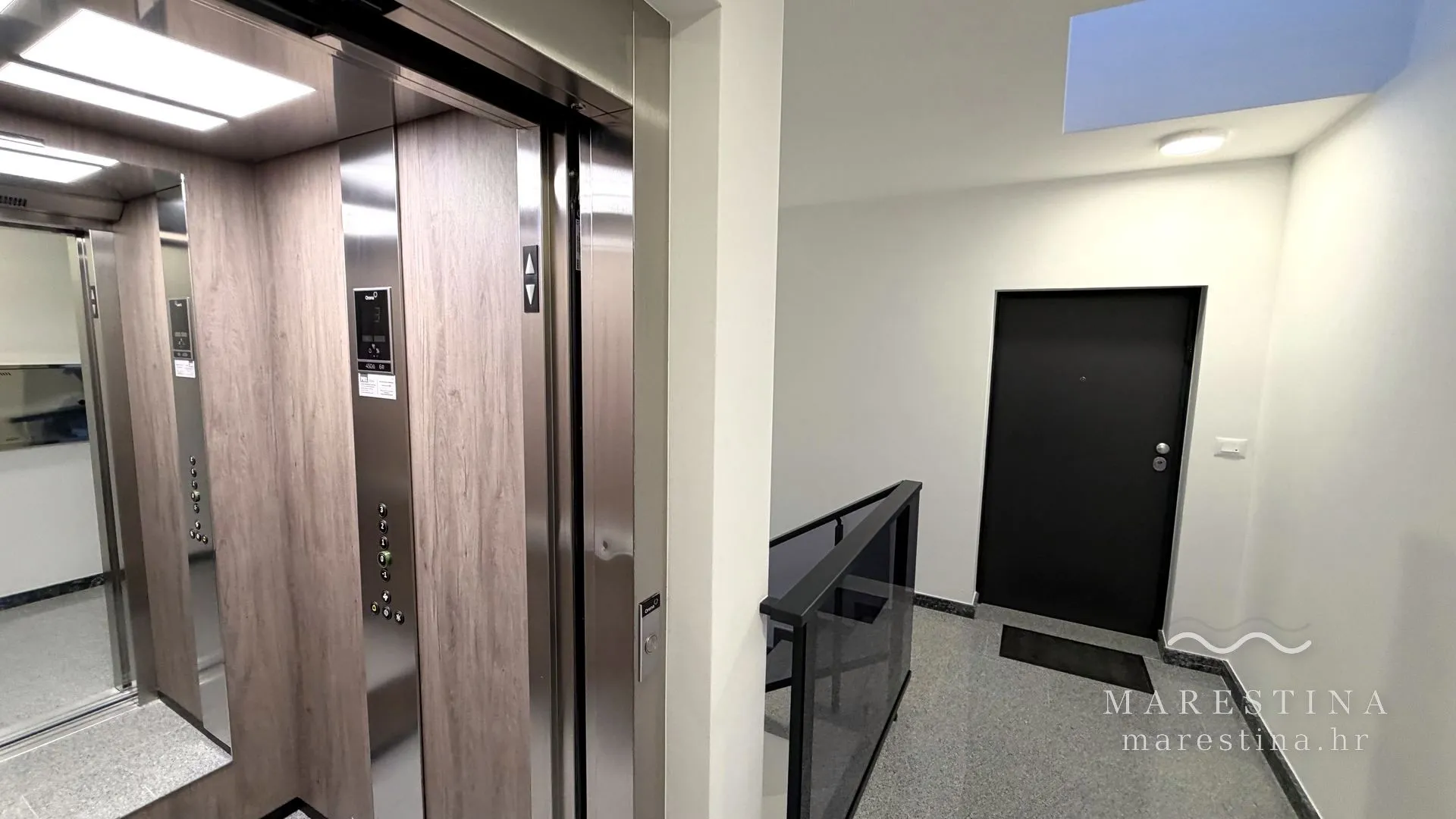 Building landing with lift and step-free access to the apartment